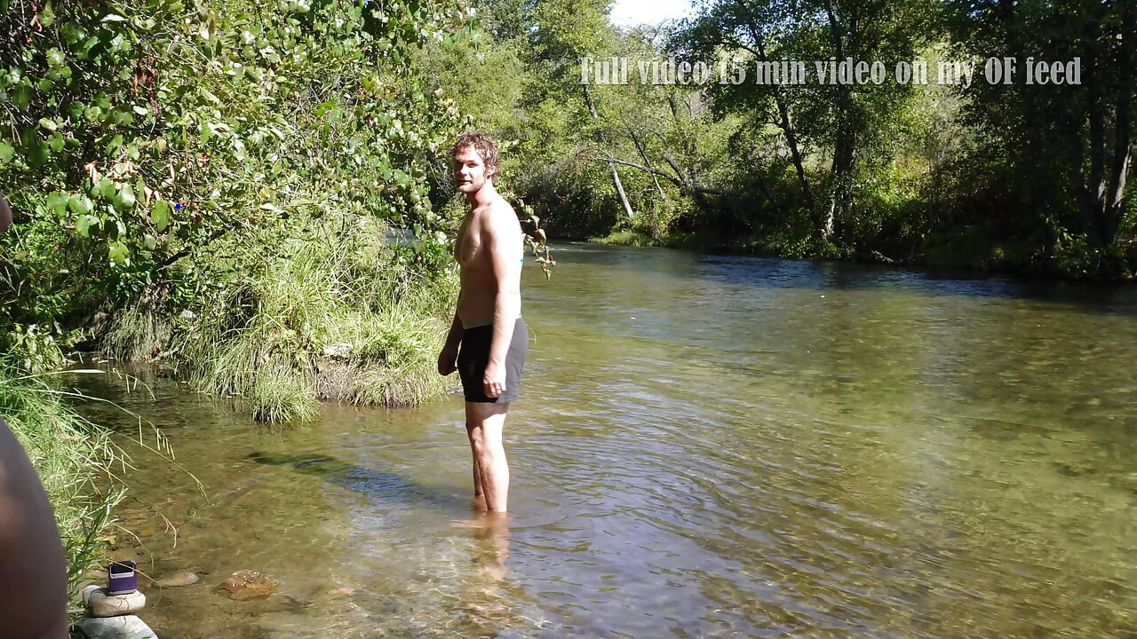 Seksi sarışın açık havada amını yalıyor ve dölle kaplanıyor