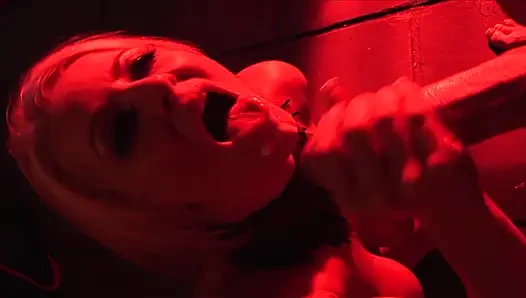 Доминантная милфа с завязанными глазами своему бойфренду