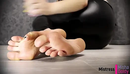 Tolak orgasmemu lagi dan lagi sambil mengocok kakiku yang diminyaki