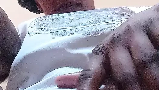 Mevsimlik carnivas'ın amcığı ve yarağı var