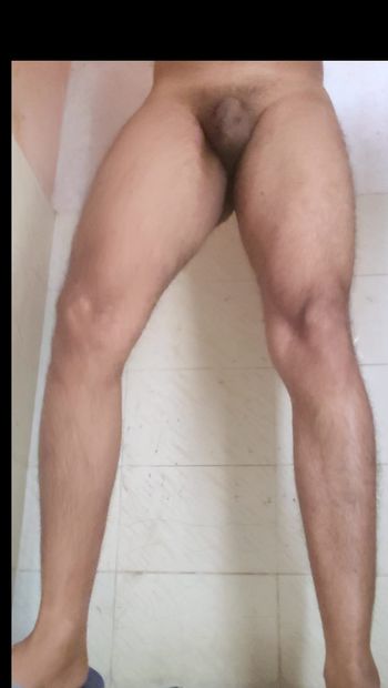 Grandes piernas tailandesas del pene musculoso