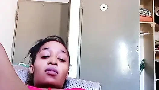 Aku lagi asik nontonin aku di balik jendela