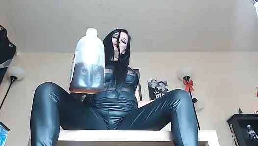 На твоем колене, курит, кормя раба