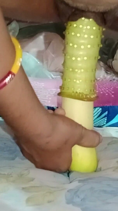 Sexy vrouw neukt hard met dildo | Clip 1
