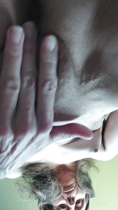 Orta yaşlı seksi kadın dildo kullanıyor ya da parmak ustası amına veya anüsüne dayanıyor