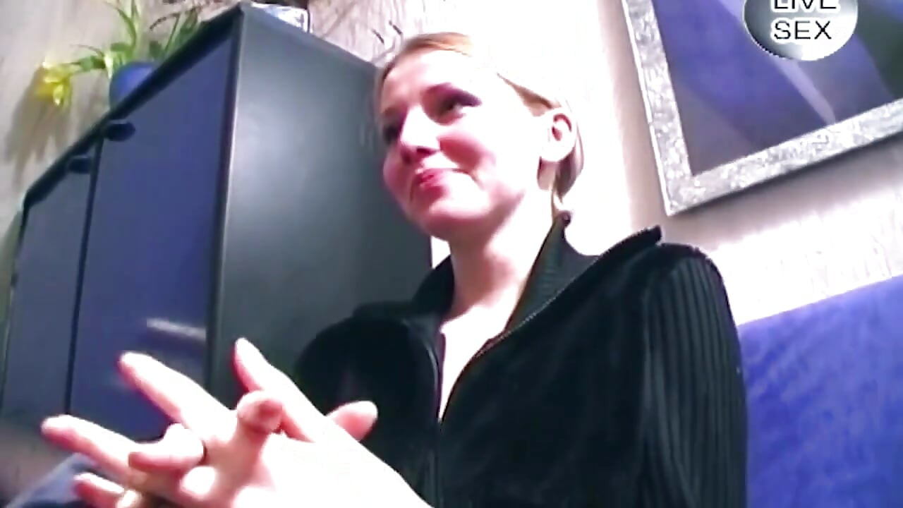Blondine suger kuk og leker seg på sofaen