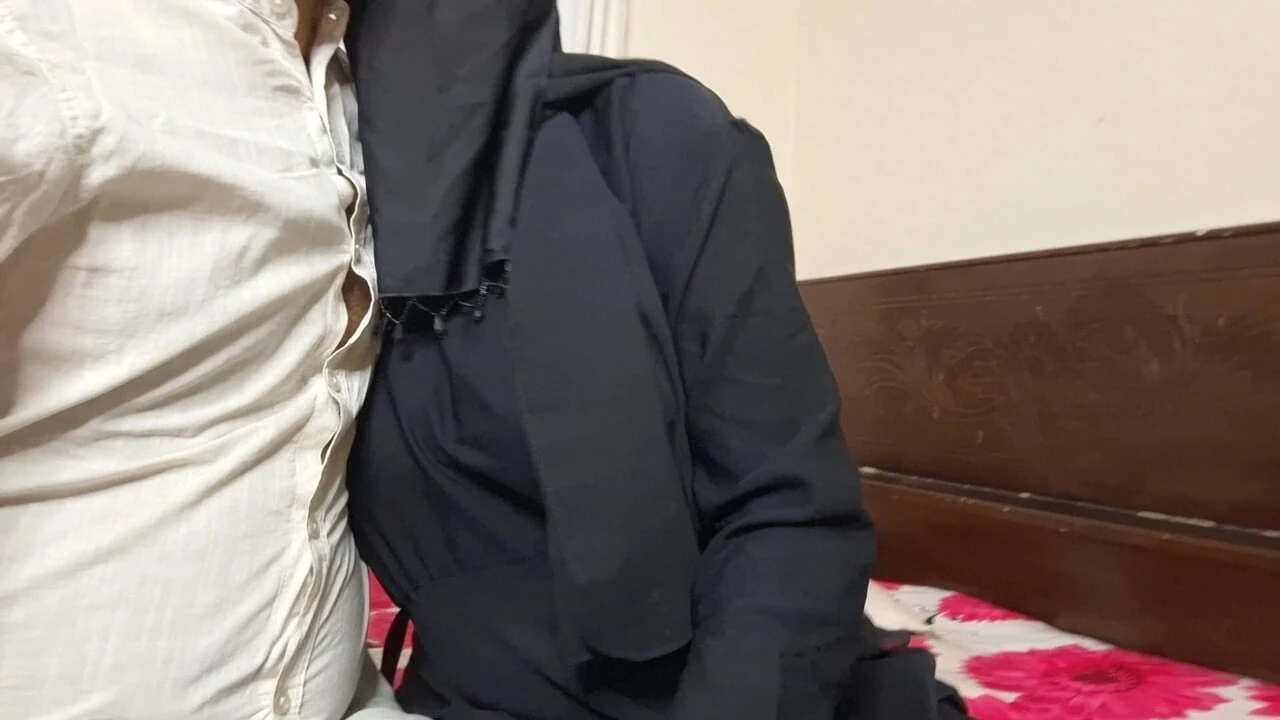 Seksi Burqa bhabhi ka yuva larke ke sath antrng malish satr - hijab men asli desi junoon