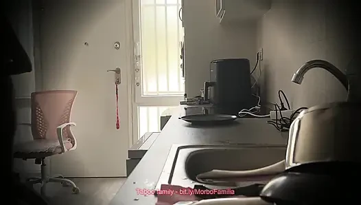 Tugas ibu-ibu penurut: masak sambil bugil di dapur