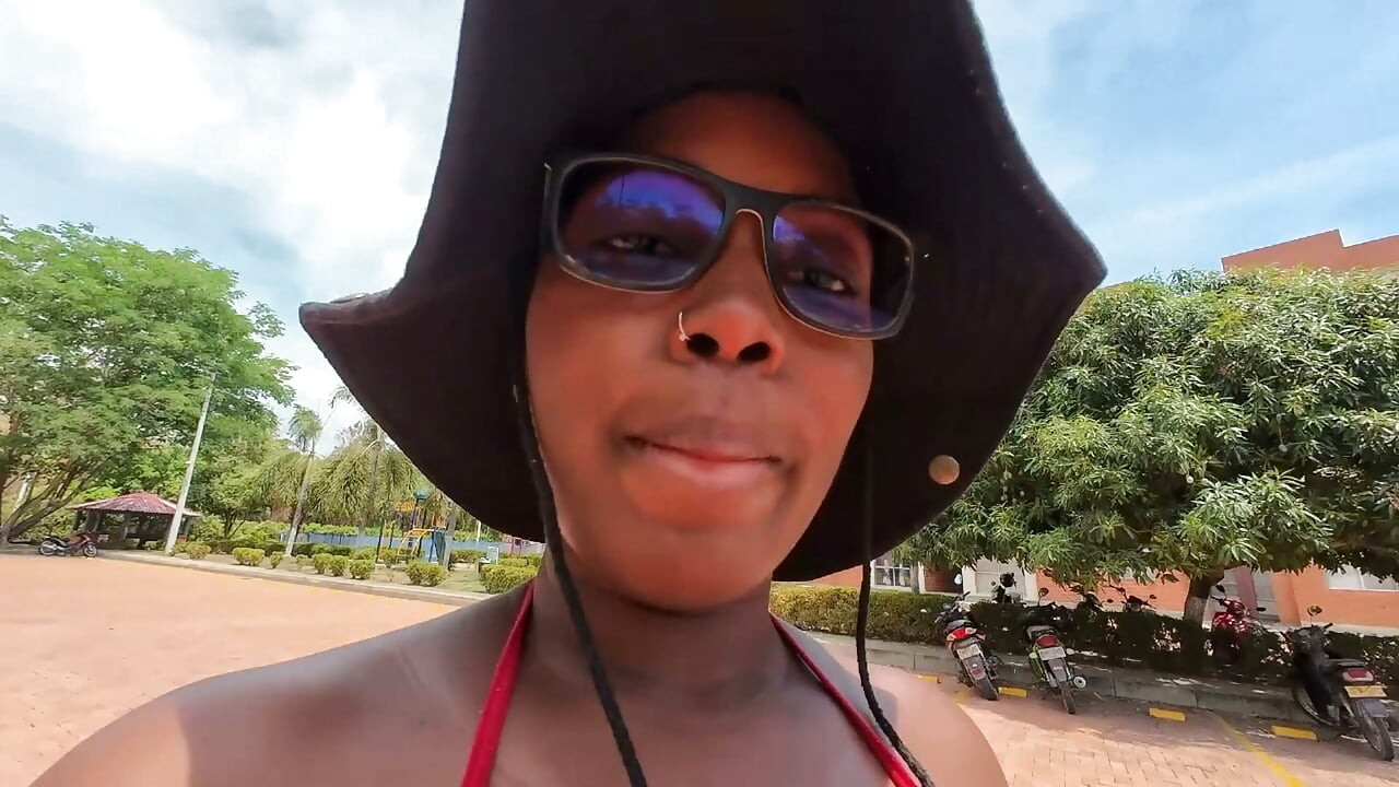 Hola padrastro, casi me caigo de cara por esa polla que crece, ducha dorada que expone mis tetas con pezones perforados - Mastermeat1