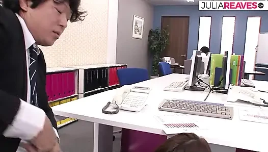 Heiße sekretärin lutscht chef riesigen schwanz und reitet ihn dann hart im büro
