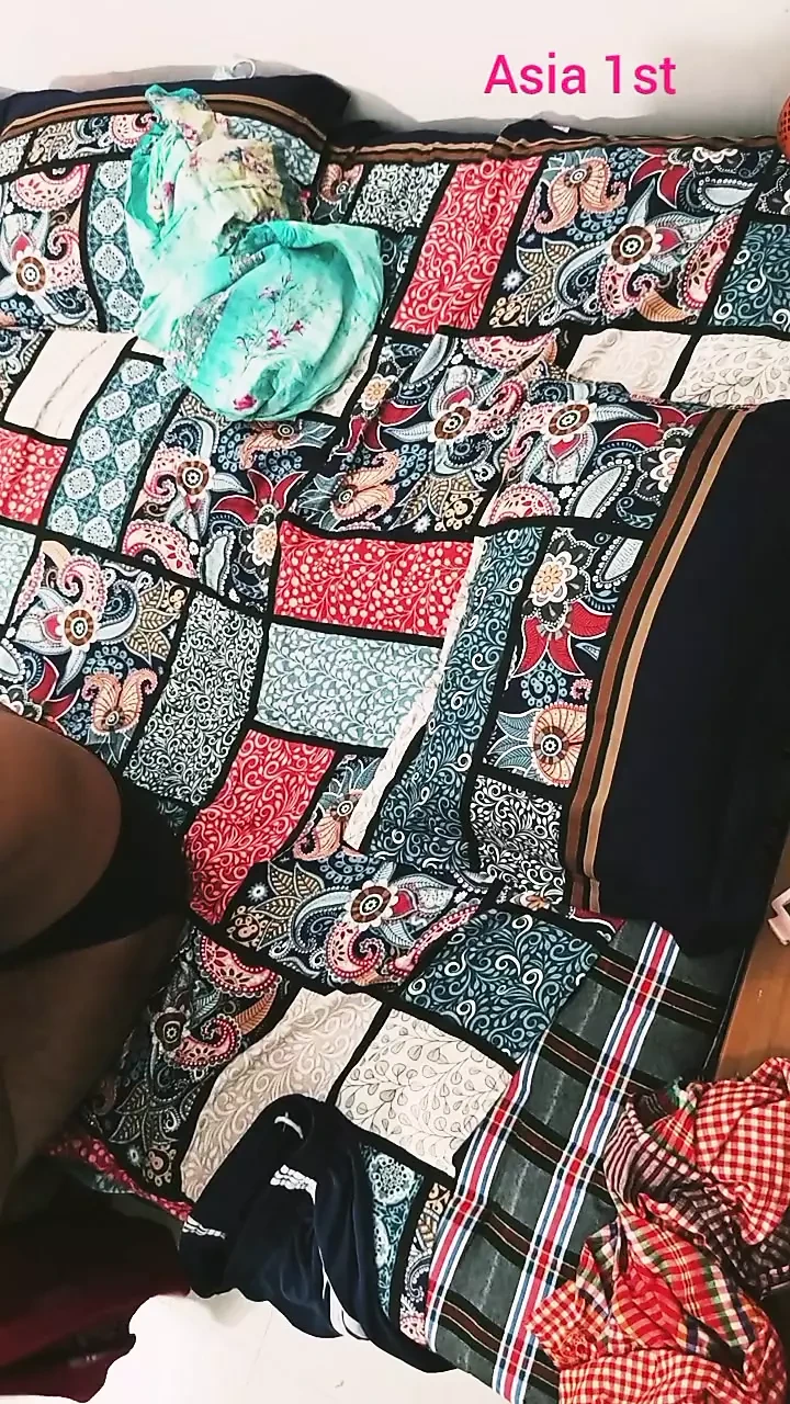 Curvy bis ass young desi bhabi seduce to sexy debor -asiaprime