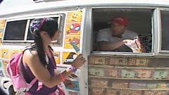 Heladera vende helado a adolescentes a cambio de sexo #01
