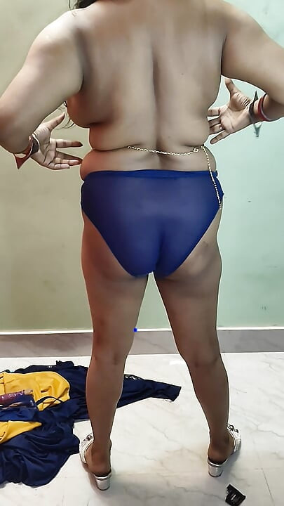 인도 통통한 비 마누라 Saree 쇼와 더러운 이야기