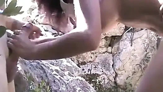 Ateşli bir esmer iki güzel yarakla dağlarda bir üçlü organize ediyor!