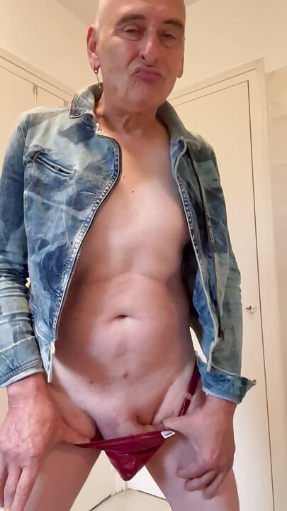 Eu gay în blugi sexy și tanga