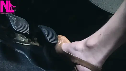 Menyadarkan dan mengemudi dengan sandal cokelat peeptoe muda