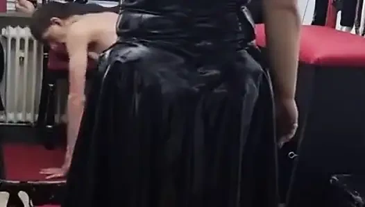 Dominante MILf ballbusting nackte sklavin bettelt