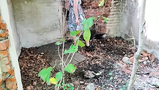 Istri muda melucuti pakaian dan berjalan telanjang di taman hutan