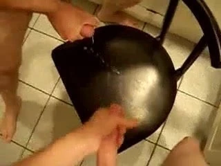 Ejaculare dublă rapidă pe scaunul de bucătărie