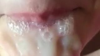 Мясистая сперма во рту