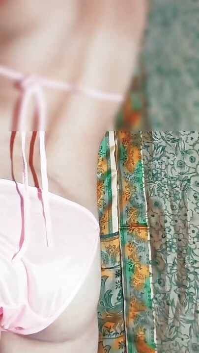 Chica india piya en bikini en danza en casa