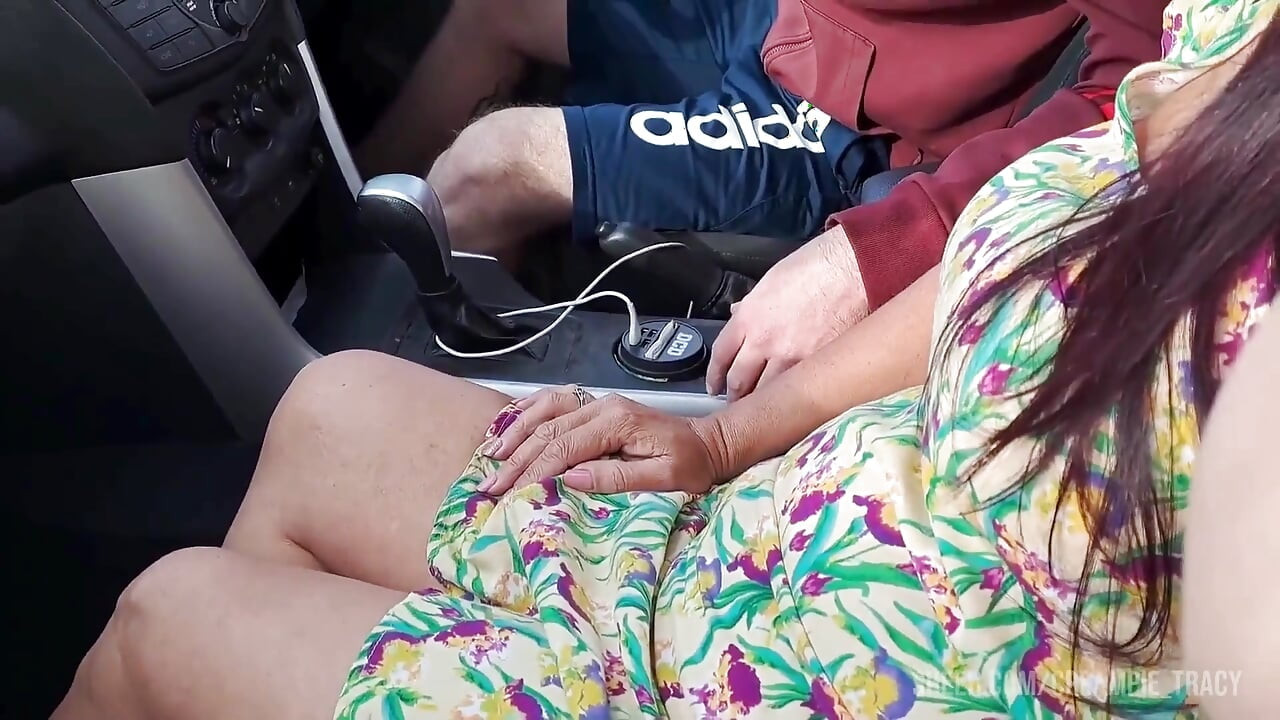 Cuckold-ehemann Beobachtet, Wie Seine Ehefrau Einem Fremden Blowjob in Der Öffentlichkeit Gibt.