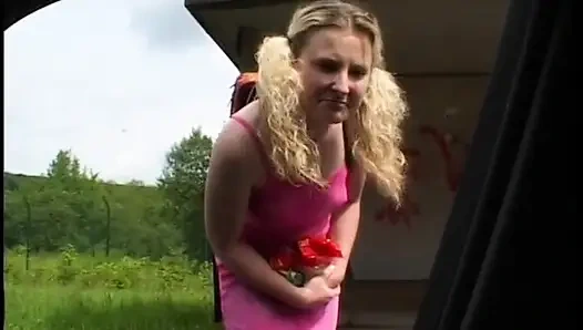 Cewek rambut pirang diajak ngentot dan dicrot di muka