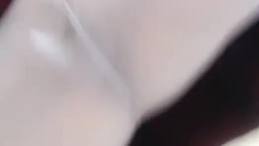 Dari bawah rok merah untuk melepaskan stoking dan masturbasi