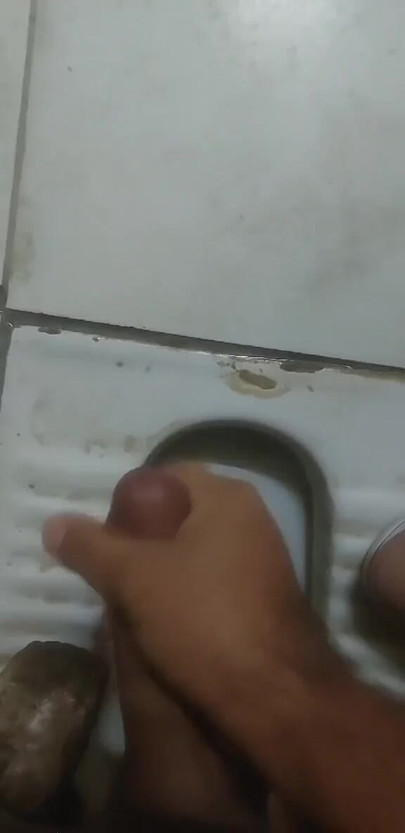 เล่นเสียวและช่วยตัวเองควยของกูในห้องน้ํา  ควยหนุ่มปากีสถาน