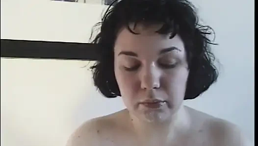 Фигуристая шлюшка делает мокрый минет перед тем, как ее шпилят на ковровом полу