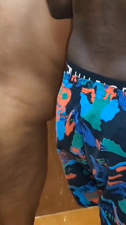 Moj prijatelj me pozove u svoju kuću, onda mi stavi svoj ogromni, debeli crni kurac u usta, a zatim me zamoli da se sjednem na sve... | Isječak 2