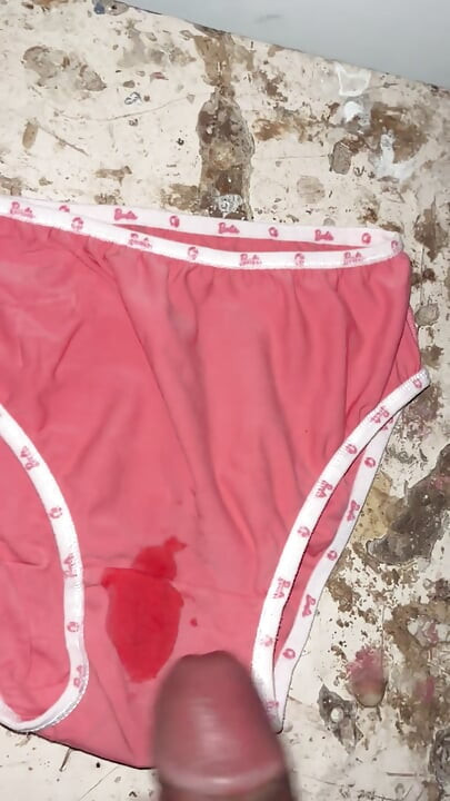 Ho versato sperma sulle mutandine rosa della mia sorellastra