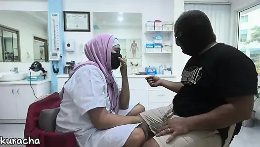 Dokter berhijab mencukur kontol tebal klien tidak ereksi selama mencukur