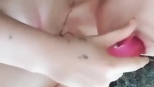 Aku merekam video ayah tiriku lagi bugil, masturbasi memek sempitku, dan ngentot memekku sendiri pakai mainan seks