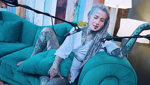 H hakkında konuşuyorum - mutluluk - asmr podcast sfw konuşuyor gotik sıska kız dreadlocks dövmeli model dövmeli kız