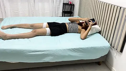 Aku mergoki sahabatku lagi ngobrol sama pacarnya dan dia bisik-bisik di telingaku kalau dia pengen ngobrol hal-hal seks lesbian