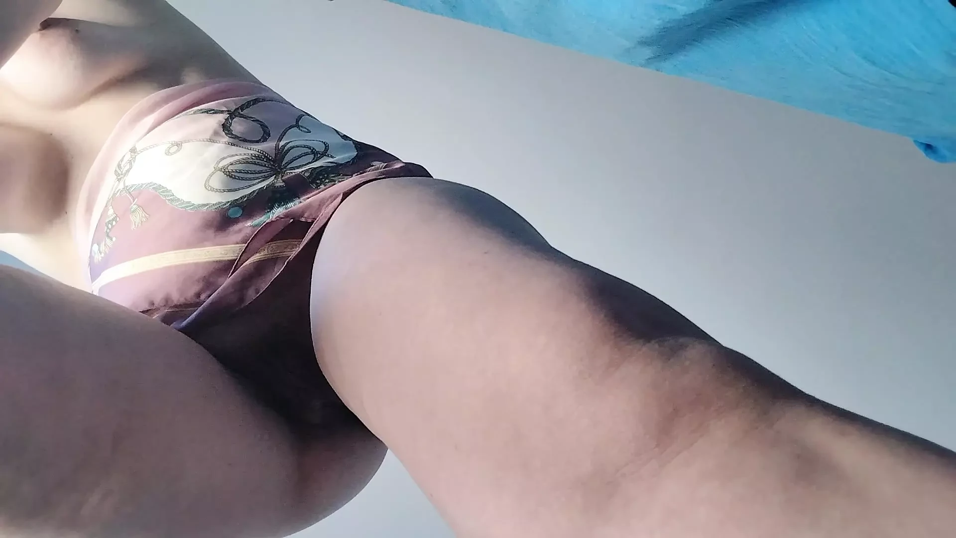 Esposa amateur haciendo tareas domésticas desnuda. Esposa sexy y traviesa probándose ropa que se corta