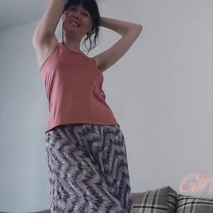 كس جيناج فائق الشعر يتطلب لسانك بين ساقيها!