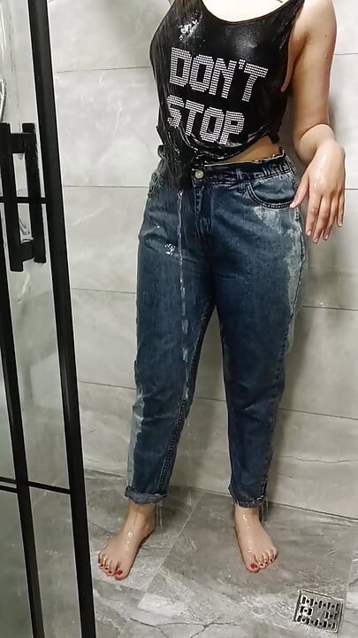 Wet Undressing and Cumming in the Shower