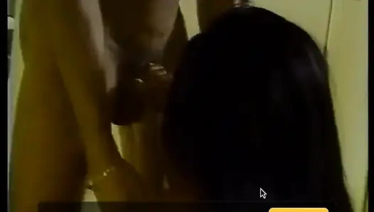 Чернокожая телочка принимает член в задницу