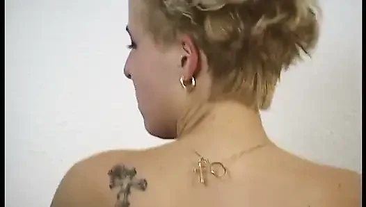 Сексуальная юная блондинка раздвигает ноги и хлопает киской