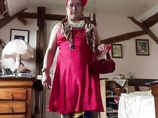 En tenue avec une robe rouge de soirée pour une soirée