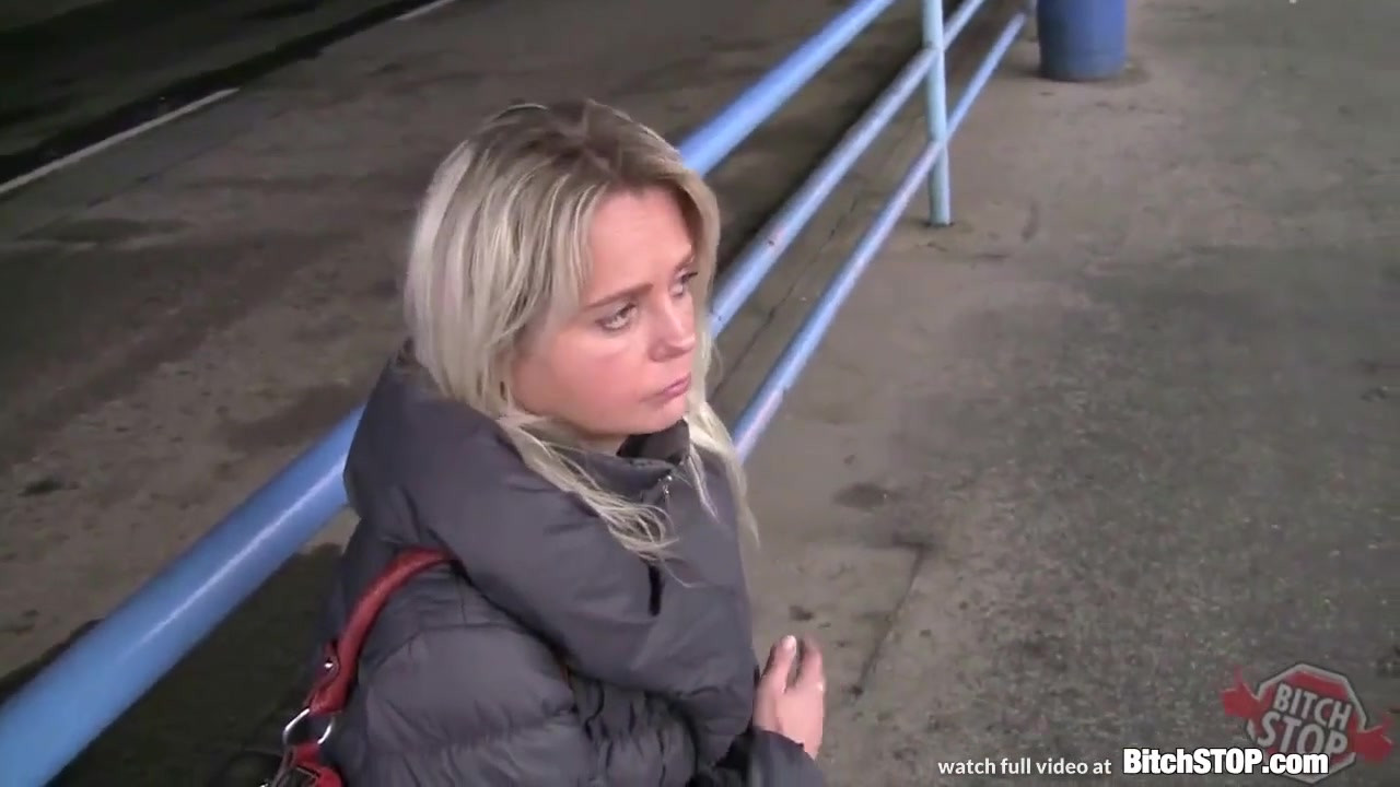 婊子站 - 金发捷克熟女在公交车站被接