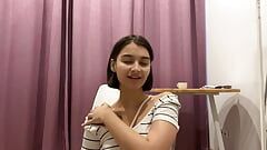 Fată amatoare își fute pizda cu degetul până la orgasm
