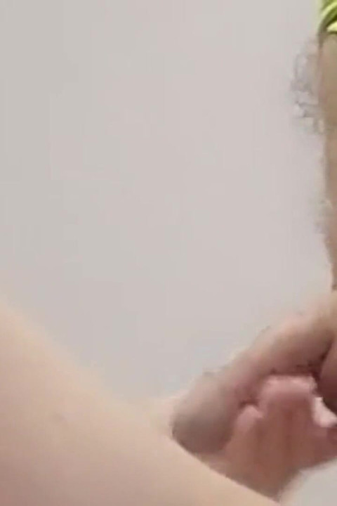 Terwijl ik de kroonluchter repareer, speelt ze met mijn lul, zuigt hem en vult haar mond met sperma