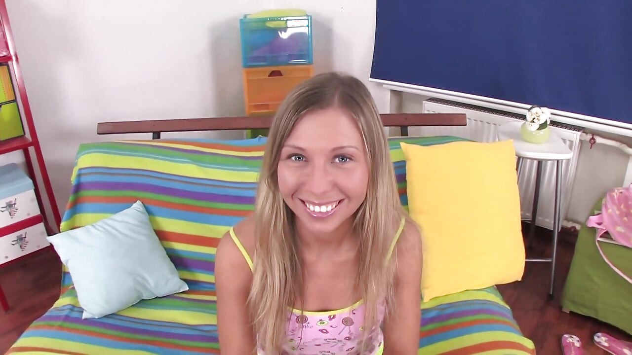 Andi tiene una sonrisa tan hermosa mientras se la follan