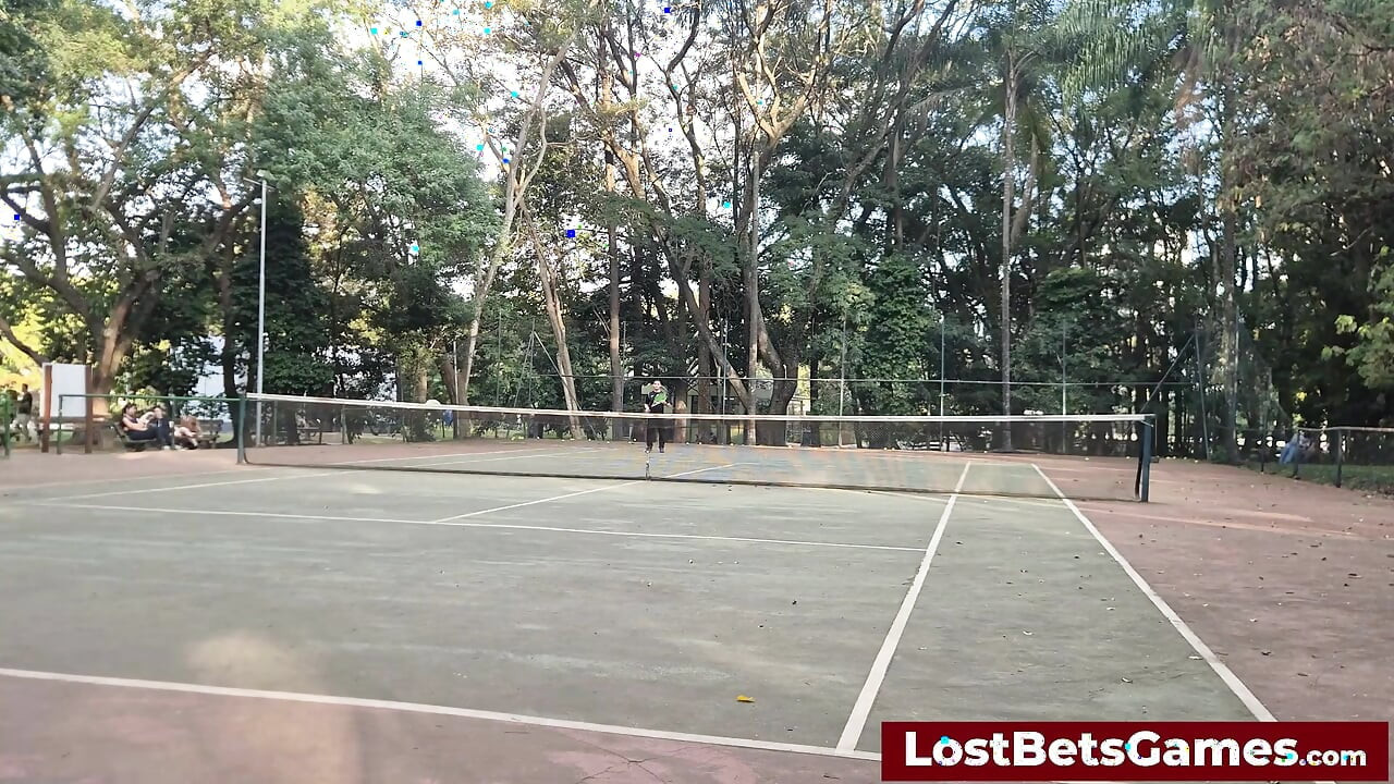 raaphela aur igor apni strip tenis maich baahar le rahe hain