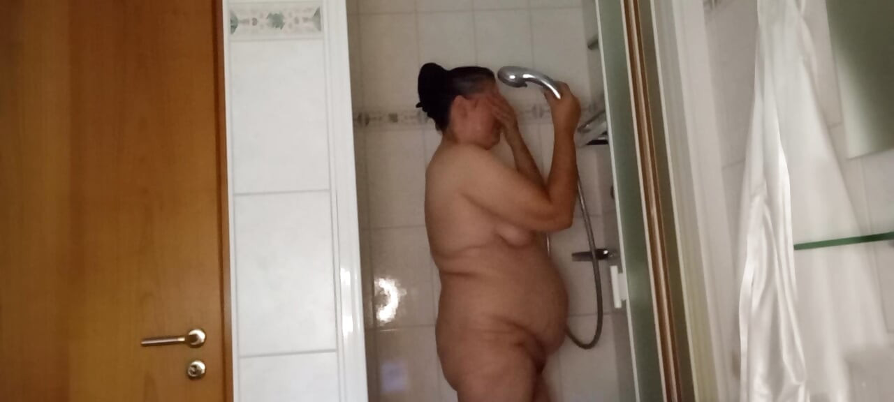 Zrela debela MILF tušira se za tebe - Prirodni krastavac Mrkva Piling & Flert Isječak 2