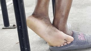Африканская чернокожая играет с обувью
