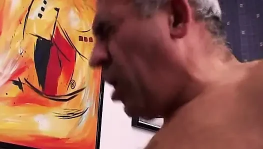 Olgun esmerin damlayan gül ağacı sert parmaklamayla genişliyor